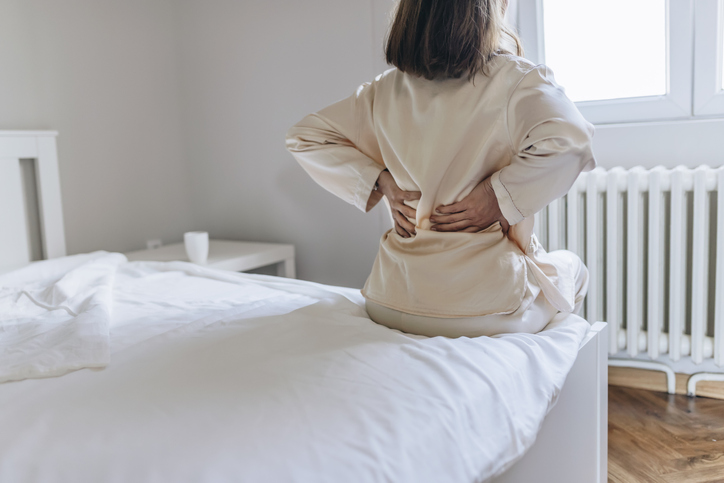寝過ぎによる腰痛の原因とは 改善法や予防法 理想的な寝姿勢を解説 Tential テンシャル 公式オンラインストア