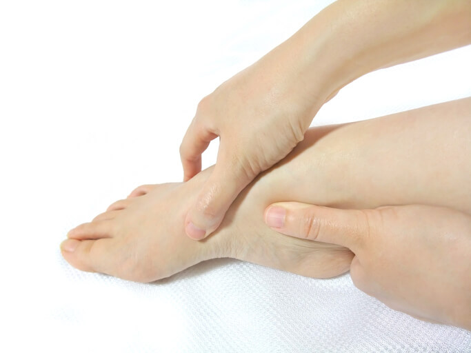 小指 足 の 付け根 痛い の 内反小趾とは。チェック方法、原因、治し方、改善ストレッチを紹介！