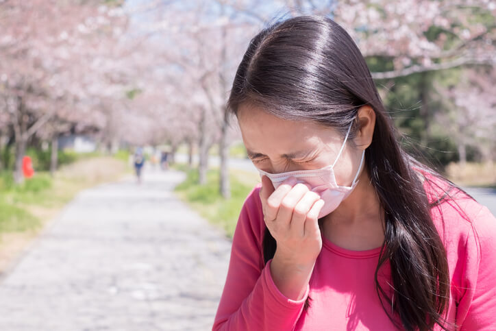 マスクで花粉症を予防するには マスクの種類や正しい付け方を紹介 Tential テンシャル 公式オンラインストア