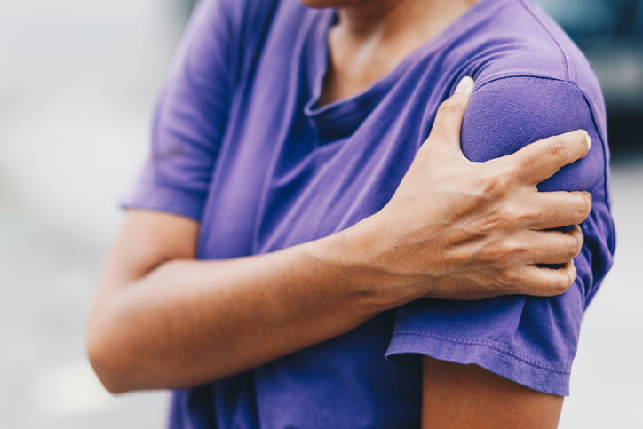 四十肩と腕の痛みの関係とは 治療法についても解説 Tential テンシャル 公式オンラインストア