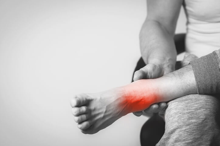 足首が痛い原因とは 捻挫やアキレス腱断裂 痛風について解説 Tential テンシャル 公式オンラインストア
