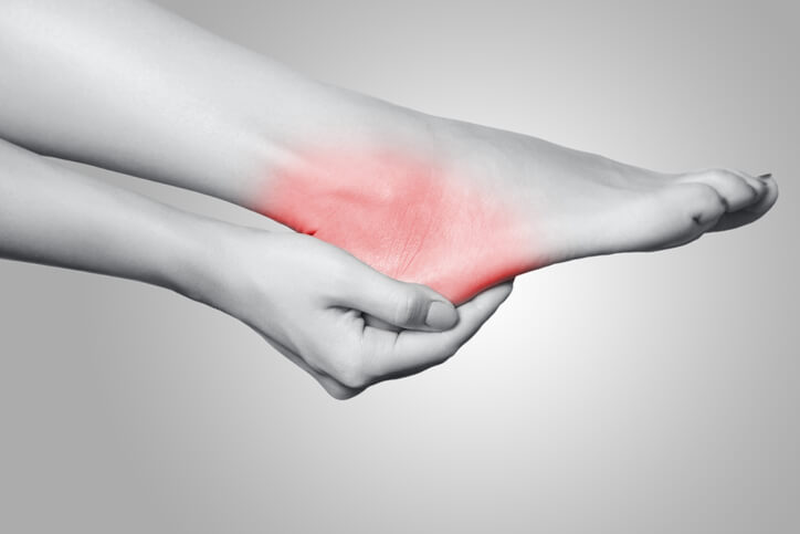 踵の痛みはなぜ起きる 5つの症状や治療法 テーピングを解説 Tential テンシャル 公式オンラインストア