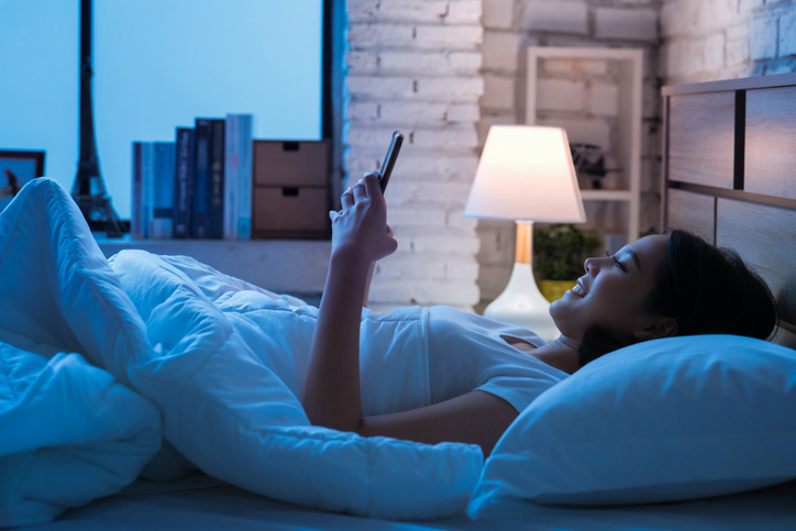 寝る前のスマホは何時間前まで大丈夫 やめるためのポイントについても解説 Tential テンシャル 公式オンラインストア