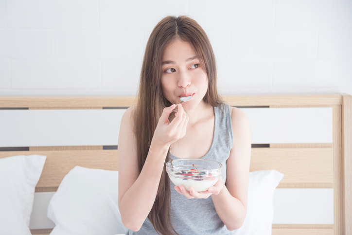 寝る前にヨーグルトを食べるメリットと効果的な食べ方を詳しく解説 Tential テンシャル 公式オンラインストア