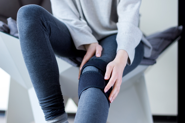 膝の痛みに湿布は効く 効果や冷湿布と温湿布の使い分けについて解説 Tential テンシャル 公式オンラインストア
